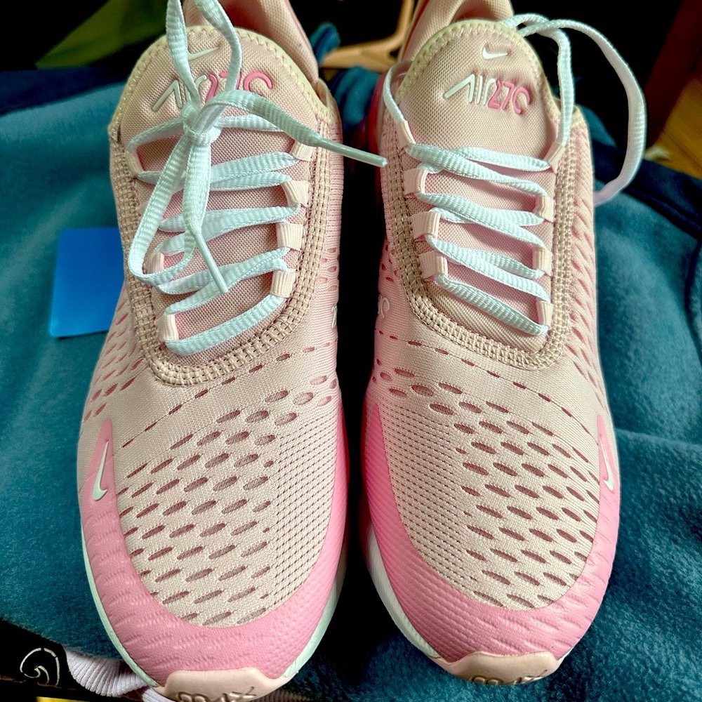 Nike AirMax 270 Big Kids Size 7 fits Women’s Size 8